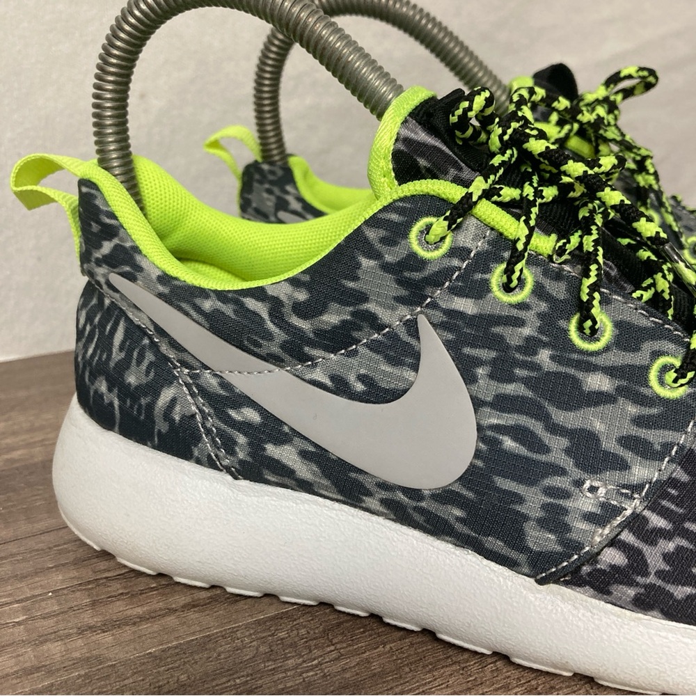 Nike Roshe Run Women’s Black and Gray Sneakers Camouflage Design neón Yellow 5 - Picture 2 of 13